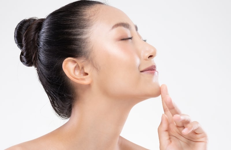 Side profile of a woman with a defined and pointy chin.